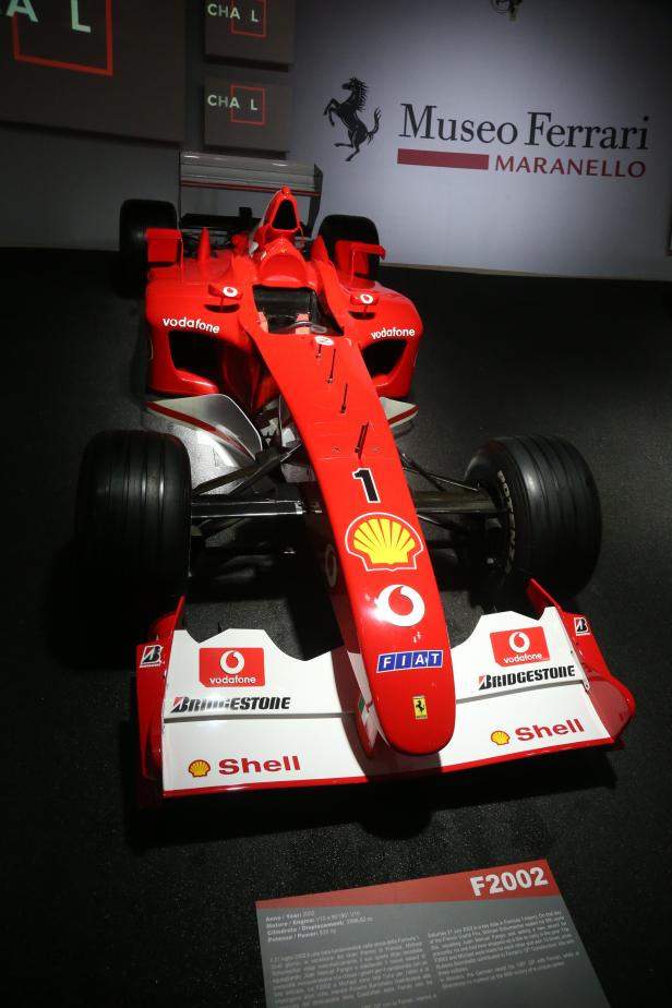Ein roter Ferrari F2002 Formel-1-Rennwagen im Ferrari Museum in Maranello.