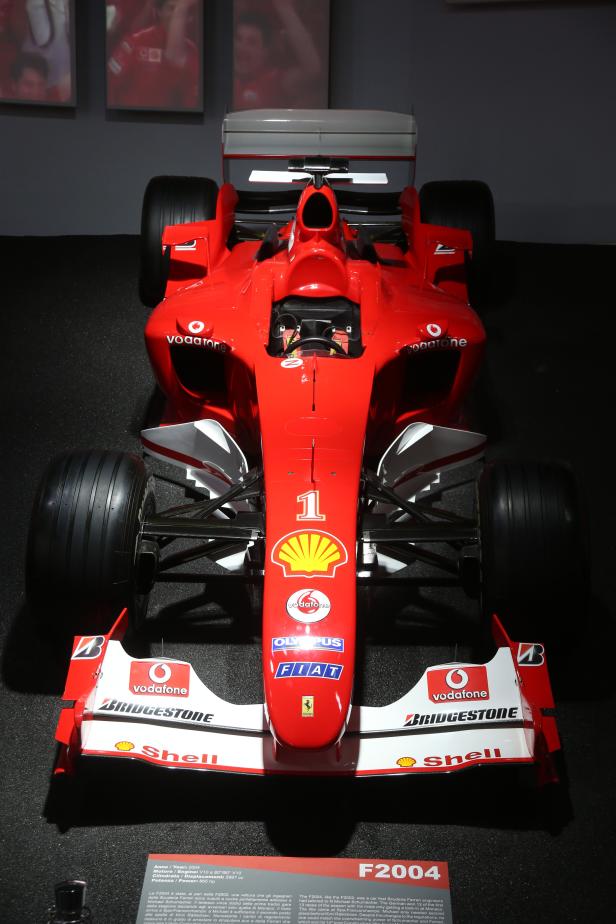 Der rote Ferrari F2004 Formel-1-Rennwagen mit der Nummer 1, gesponsert von Vodafone und Shell.
