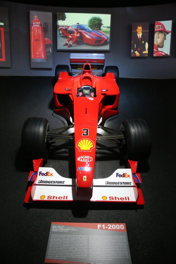 Der rote Ferrari F1-2000 Rennwagen mit der Nummer 3 aus dem Jahr 2000.