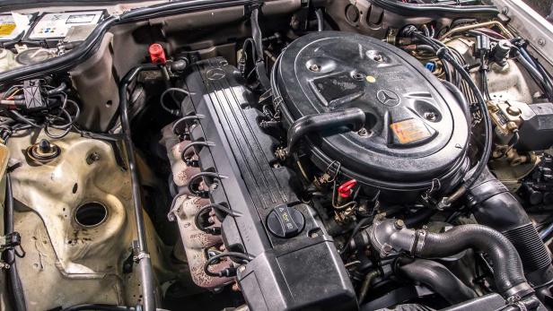 Ein detaillierter Blick in den Motorraum eines Mercedes-Benz.