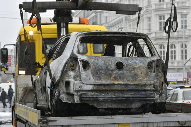 Wien: Auto ging auf dem Karlsplatz in Flammen auf