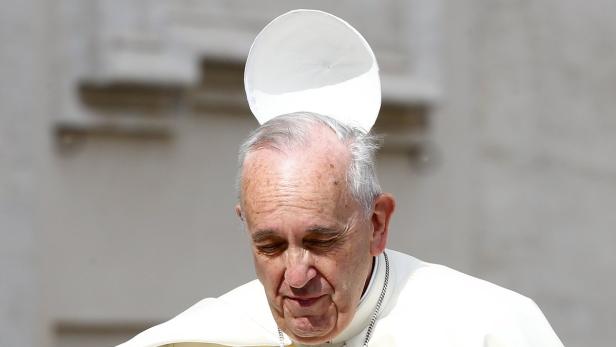 Papst Franziskus mit gesenktem Kopf.