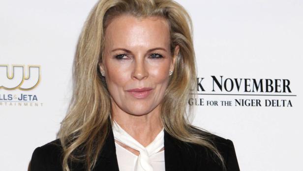 Kim Basinger posiert auf einem Event für den Film „Black November“.