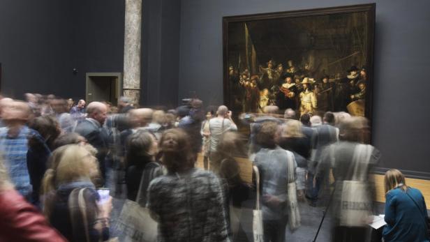 Besucher betrachten Rembrandts „Die Nachtwache“ im Rijksmuseum in Amsterdam.