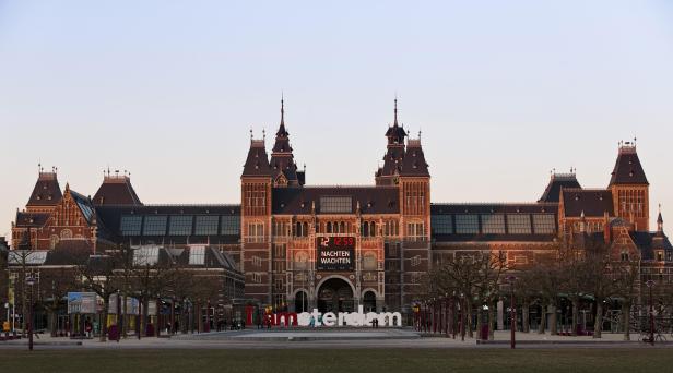 Das Rijksmuseum in Amsterdam mit der „I Amsterdam“-Skulptur davor.