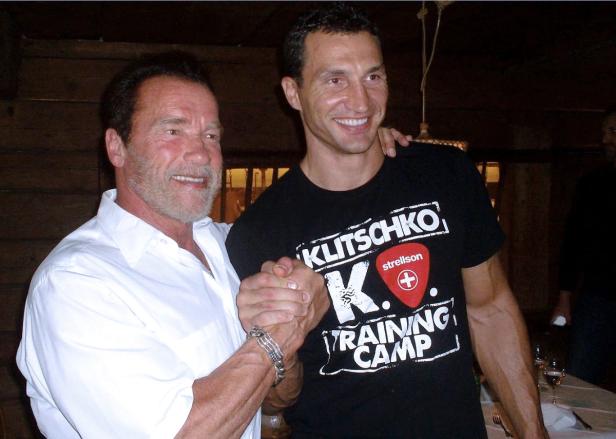 Arnold Schwarzenegger schüttelt Wladimir Klitschko die Hand.