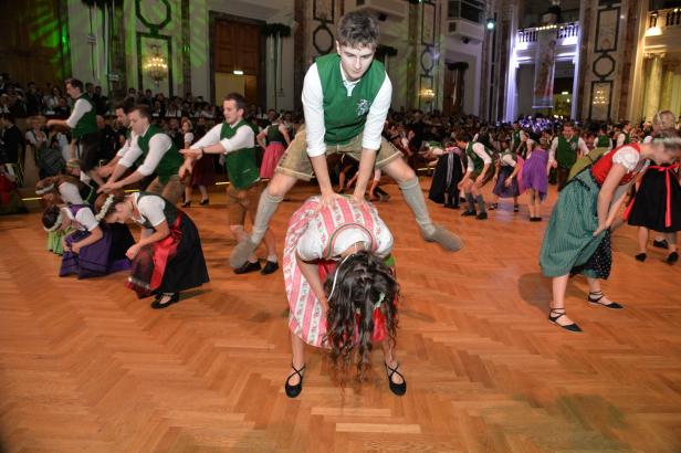 Kanzler und Co. tanzten beim Steirerball an