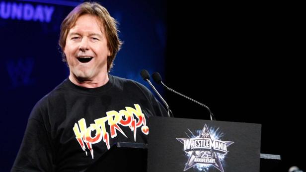 WWE Hall of Fame Wrestler "Rowdy" Roddy Piper spea Der Wrestler Roddy Piper am Rednerpult bei WrestleMania 25.