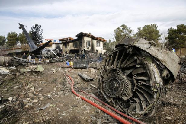 "Falsche Landebahn": Flugzeug stürzte in iranisches Wohngebiet