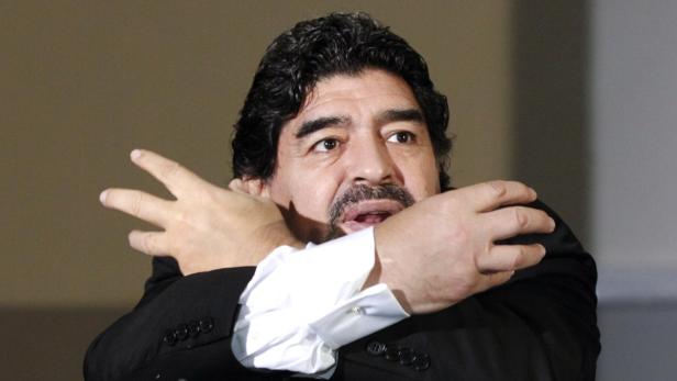 Diego Maradona gestikuliert mit seinen Händen vor seinem Gesicht.