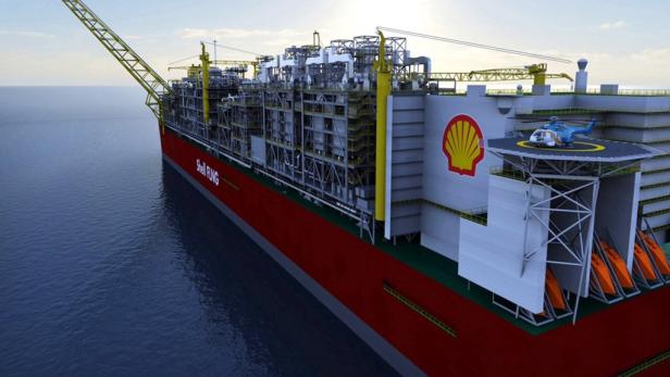 Die Shell FLNG-Anlage, ein schwimmendes Flüssigerdgas-Produktionsschiff, mit einem Hubschrauber auf dem Deck.