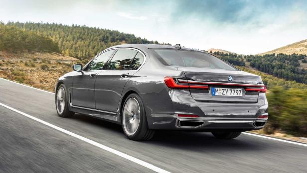 Ein grauer BMW 750Li fährt auf einer Landstraße.