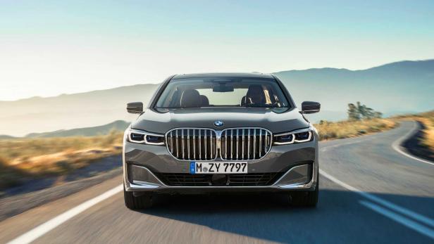 Ein grauer BMW fährt auf einer Landstraße in Richtung Kamera.