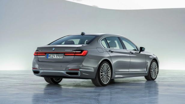 Ein grauer BMW 750Li, aufgenommen von hinten.
