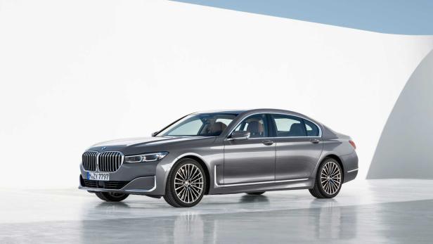 Ein grauer BMW 7er steht vor einem weißen Hintergrund.
