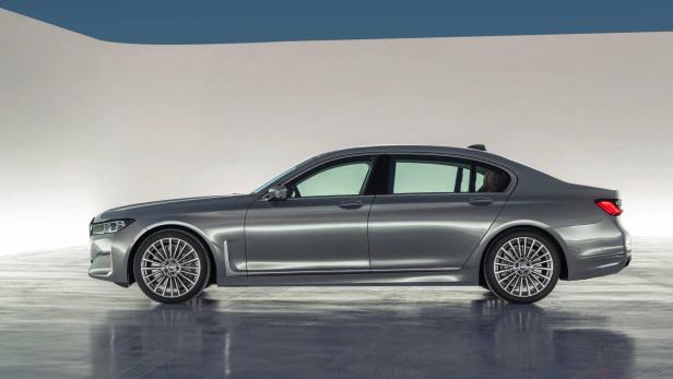 Ein grauer BMW 7er, aufgenommen von der Seite.