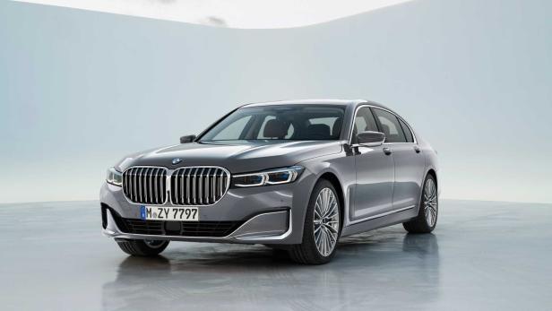 Ein grauer BMW 7er steht in einem Studio.