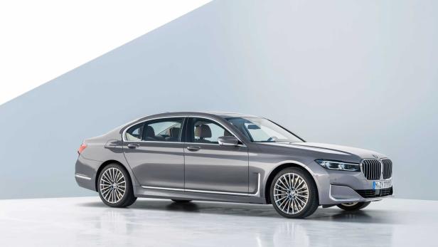 Ein grauer BMW 7er steht vor einem hellen, neutralen Hintergrund.