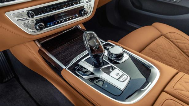 Detailaufnahme der Mittelkonsole eines Autos mit Automatikgetriebe.