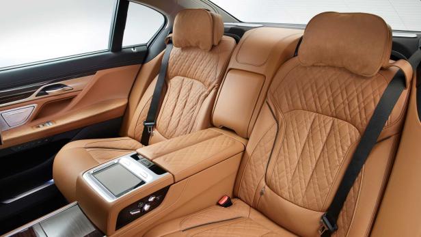 Die Rücksitze eines Autos sind mit hellbraunem Leder bezogen.