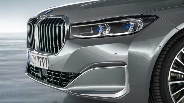 Nahaufnahme der Frontpartie eines grauen BMW mit Kühlergrill und Scheinwerfer.