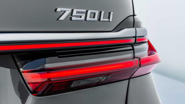 Detailansicht des Rücklichts und des „750Li“-Emblems eines grauen BMW.