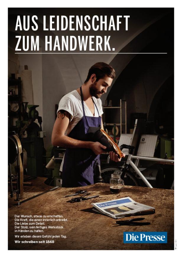 Ein Schuster arbeitet in seiner Werkstatt an einem Schuh.