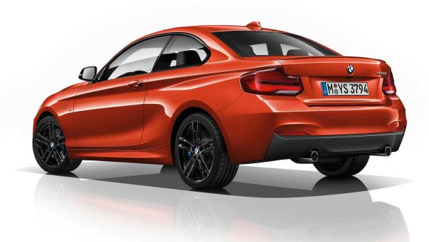Ein orangefarbenes BMW 2er Coupé, von hinten aufgenommen.