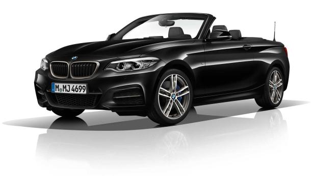 Ein schwarzes BMW 2er Cabriolet vor einem weißen Hintergrund.
