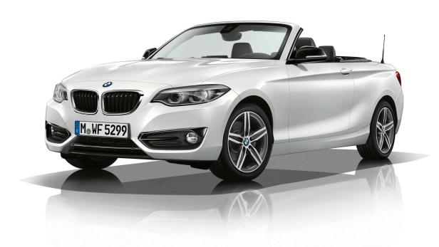 Ein weißes BMW 2er Cabriolet vor einem weißen Hintergrund.