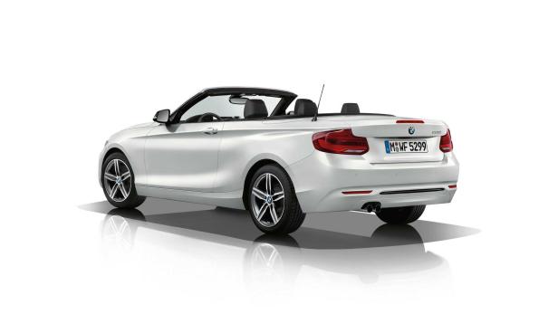 Ein weißes BMW 2er Cabriolet von hinten auf einem weißen Hintergrund.