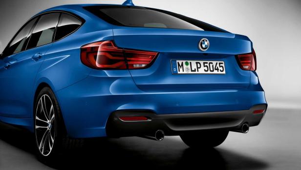 Die Rückansicht eines blauen BMW 4er Gran Coupé mit deutschem Kennzeichen.