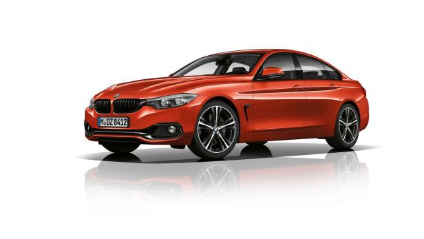 Ein orangefarbener BMW 4er Gran Coupé vor einem weißen Hintergrund.
