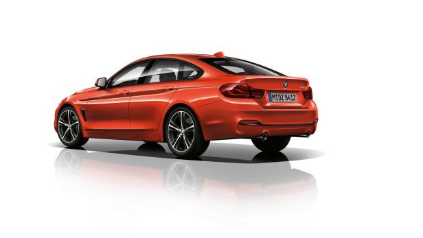 Ein orangefarbener BMW 4er Gran Coupé von hinten auf einem weißen Hintergrund.
