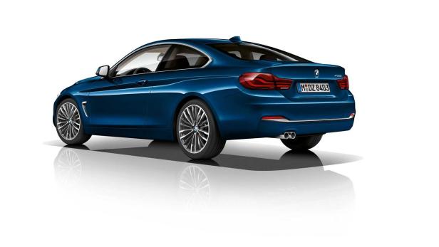 Ein blauer BMW 430i steht auf einem weißen Hintergrund.