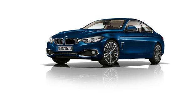 Ein blaues BMW 4er Coupé vor einem weißen Hintergrund.