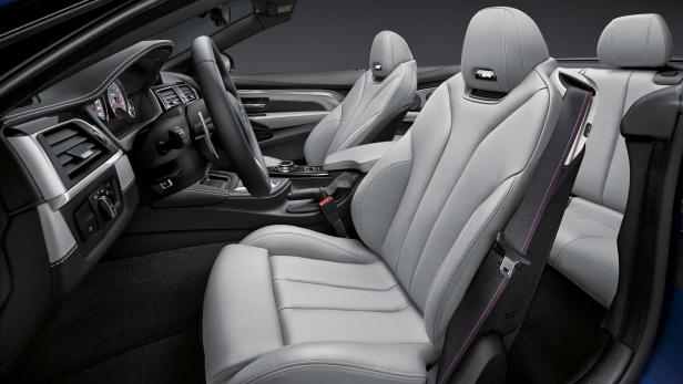 Innenraum eines BMW M4 Cabriolets mit hellgrauen Ledersitzen.