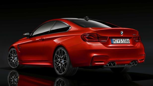 Ein roter BMW M4, von hinten in einem Studio aufgenommen.