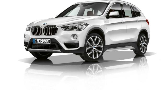 Ein weißer BMW X1 steht auf einem weißen Hintergrund.