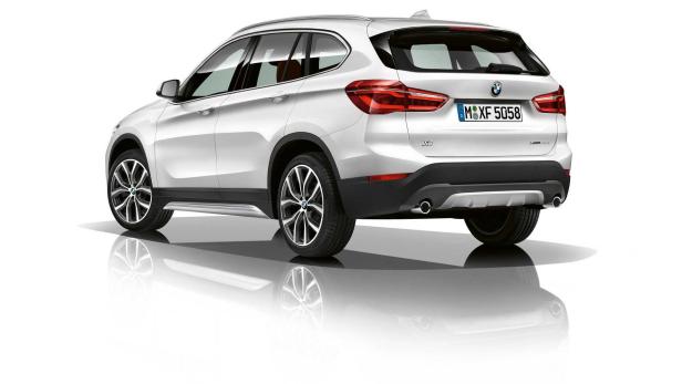 Ein weißer BMW X1, von hinten fotografiert, mit sichtbarem Nummernschild.