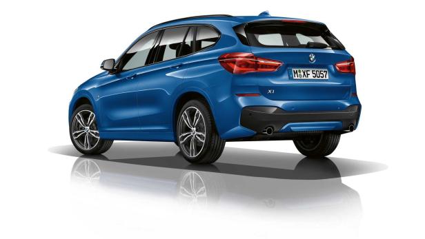 Ein blauer BMW X1, von hinten aufgenommen.