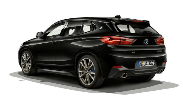 Ein schwarzer BMW X2 M35i, von hinten fotografiert.