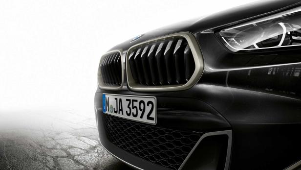 Detailansicht der Frontpartie eines schwarzen BMW mit dem Kennzeichen M-JA 3592.