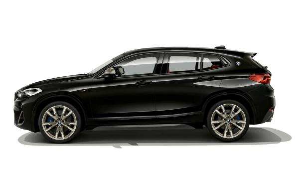 Ein schwarzer BMW X2, aufgenommen von der Seite.