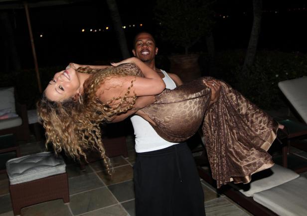 Nick Cannon trägt Mariah Carey in seinen Armen.