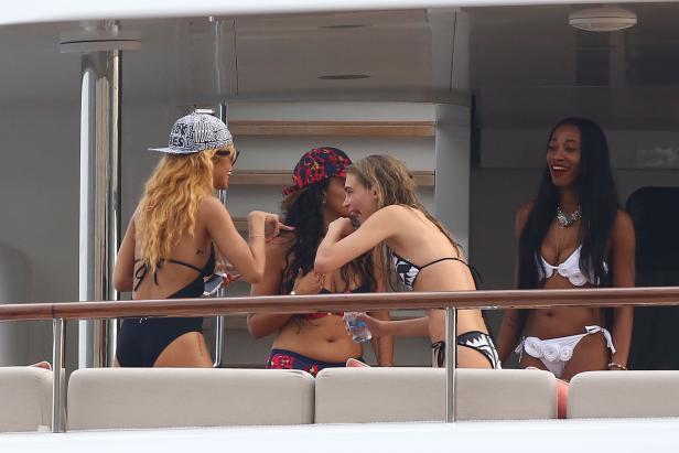 Rihanna und andere Frauen in Badebekleidung auf einer Jacht.