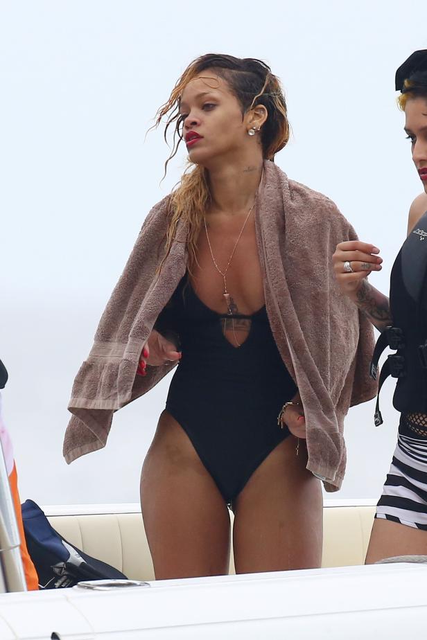 Rihanna mit einem Handtuch bekleidet auf einem Boot.