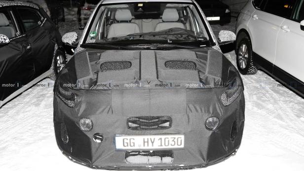 Ein getarntes Auto mit dem Kennzeichen GG HY 1030 steht im Schnee.