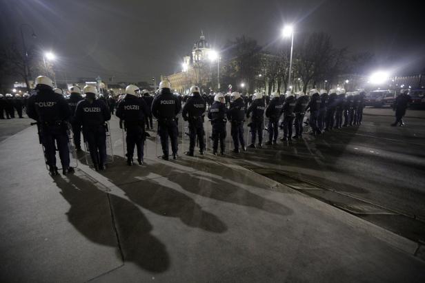 Kickls Sparbefehl: Polizei muss Überstunden zurückfahren