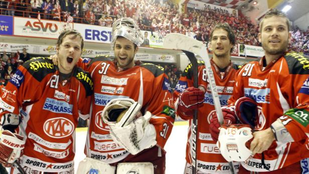 Eishockeyspieler des KAC feiern einen Sieg vor der jubelnden Menge.